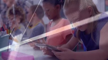 Sınıftaki çocuklar ekranların üzerinde kod kaydırmalı tabletlere tıklıyor ve veri grafiklerini görselleştiriyorlar. Eğitim, teknoloji, yenilik, gençlik, dijital öğrenme, işbirliği, analitik