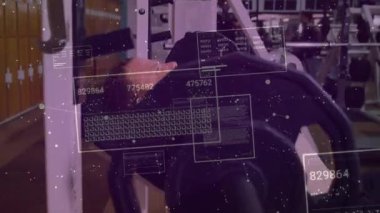 Smith çubuğunu kavrayan antrenör eğimli bençleri açığa çıkarıyor. Devam eden seti kaldırıyor. Zindelik, güç, egzersiz, direnç, güç, erkeklik, kararlılık