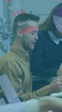 Ofiste çalışan çeşitli iş adamları üzerinde veri işleme animasyonu. Küresel iş, bilgisayar, dijital arayüz ve veri işleme kavramı dijital olarak oluşturuldu.