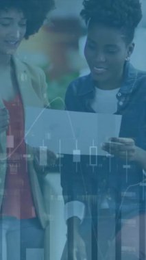 Grafiklerin ve binaların animasyonu, çeşitli kadın iş arkadaşlarının ofiste tartışması. Dijital bileşik, çoklu pozlama, rapor, iş, planlama, takım çalışması ve mimari konsepti.