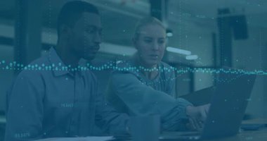 Kadın tablet kaldırıyor ve çizelgeyi tıkırdatıyor. Bu sırada erkek de iş görüşmesi için dizüstü bilgisayarını inceliyor. İşbirliği, takım çalışması, veri analizi, teknoloji, modernlik, profesyonellik, ticaret