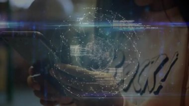 Akıllı telefonu kavrayan ve holografik küre oluşturan bir kadın. Teknoloji tanıtımı için kod kaplamalarıyla dönüyor. Teknoloji, yenilik, bağlantı, siber alan, soyutlama, dijital, fütürist