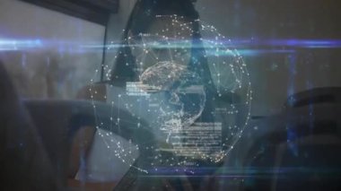 Ofiste dizüstü bilgisayarda yazan bir kadın teknolojik veri analizi için kod blokları olan holografik bir küre yaratıyor. Gelecekçi, teknoloji, yenilik, siber, iş akışı, çağdaş, dijital