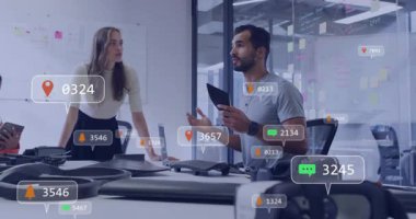 Tasarım mühendisleri test sırasında İHA prototiplerinin üzerine tablet tıklatıp AR veri baloncuklarını filtrelerler. İşbirliği, yenilik, teknoloji, fütürist, dijital, beyin fırtınası, takım çalışması