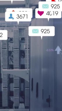 Bilgisayar sunucuları üzerinden sosyal medya simgeleri ve veri işleme animasyonları. Dijital olarak oluşturulmuş küresel sosyal medya, bağlantılar, hesaplama ve veri işleme kavramı.