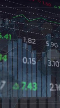 Beyaz adamın dizüstü bilgisayarını kullanarak finansal veri işleme animasyonu. Dijital olarak oluşturulan küresel finansman, bilgisayar ve dijital arayüz kavramı.