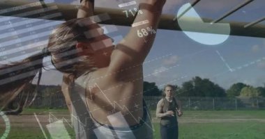 Sporcu barfiks çekme çubuğunu kavrıyor ve açık hava fitness eğitiminde animasyon ölçümleriyle temsilcilik yapıyor. Fitness, dayanıklılık, kuvvet, açık hava, motivasyon, performans, atletizm