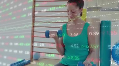 Kadın borsada vardiya değişiminden sonra çift ve art arda halterli kıvrımlar sergiliyor. Zindelik, kuvvet, spor, egzersiz, veri, analitik, sağlık