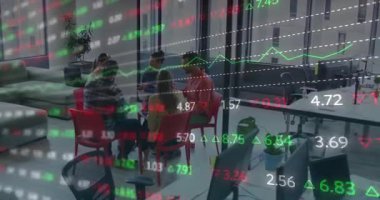 Meslektaşlar dizüstü bilgisayar açıp notlarını paylaşırken iş kararları için canlı hisse senedi grafiklerini analiz ediyorlar. İşbirliği, takım çalışması, strateji, analitik, modern, profesyonel, beyin fırtınası