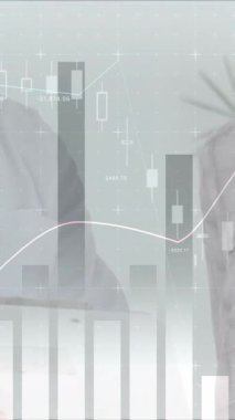 Kafkasyalı erkek doktor ve kadın hasta üzerinde finansal veri işleme animasyonu. Küresel tıp, sağlık, finans ve dijital arayüz kavramı dijital olarak oluşturulmuş video.