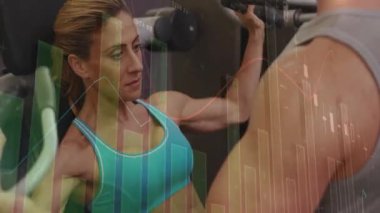 Kadın, şeffaf grafikle, koçun rehberliği ile göğüs baskı uygulaması, fitness verilerini takip ediyor. Dayanıklılık eğitimi, fitness, spor, atletizm, rehberlik, performans, sağlık