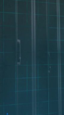 Kapsamlı tarama ve veri işleme animasyonunun bilgisayar sunucusundan Kafkas erkek teknisyenlere aktarılması. küresel hesaplama ve veri işleme kavramı dijital olarak oluşturulmuş video.