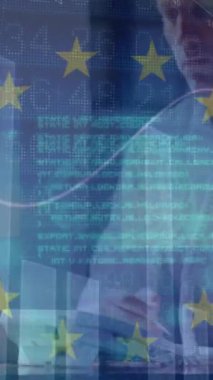 Kafkasyalı iş adamının telefonda konuşması üzerine veri işleme ve eu bayrağı animasyonu. Küresel iş, finans ve dijital arayüz kavramı dijital olarak oluşturulmuş video.