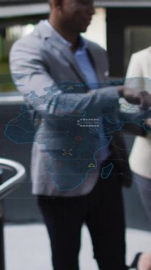 Çeşitli erkek ve kadın iş arkadaşlarının merdivenlerde konuştuğu veri işleme animasyonu. Ofis, takım çalışması, iş dünyası, dijital arayüz ve iletişim, dijital olarak oluşturulmuş video.