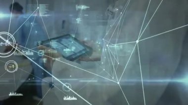 Kadın doktor tablet ekranı tıklatıyor ve koğuşta canlandırılmış veri HUD ile hastanın hayati organlarını izliyor. Sağlık, dijital, yenilik, teknoloji, tanı, tıbbi, profesyonel