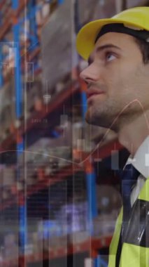 Depoda çalışan adamın veri işleme animasyonu. küresel sevkiyat, dağıtım ve bağlantılar konsepti dijital olarak oluşturulmuş video.