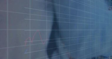 Meslektaşlar yüzde verilerini incelerken, şebeke kaplaması doldurma ve panelleme iş toplantısı masası. Şirket, takım çalışması, analitik, teknoloji, üretkenlik, işbirliği, modern