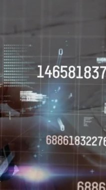 Beyaz adamın akıllı telefon kullanarak veri işleme animasyonu. Küresel iş ve dijital arayüz kavramı dijital olarak oluşturulmuş video.