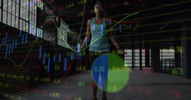 İp atlama ve zıplama hareketlerini kavrayan orta yaşlı bir kadın, eğilimleri göstermek için finansal grafikleri canlandırıyor. Fitness, data görselleştirme, endüstriyel, ilerleme, hareket, teknoloji, sağlık