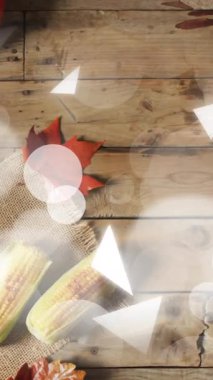 Şükran Günü yemek masasında sonbahar yapraklı hindi ve sebzeler. Kutlama, ziyafet, hasat, sonbahar, tatil, gelenek