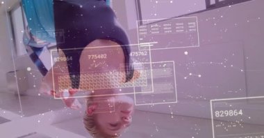 Beden eğitimi eğitmeni ipeğe doğru sallanıyor ve ters pozu dengeyi sağlayan veri panelleriyle başlatıyor. Hava, biyomekanik, esneklik, denge, yenilik, işbirliği, refah