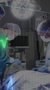 Hastanedeki hastaları ameliyat eden çeşitli cerrahların kardiyografisinin canlandırılması. Tıp, sağlık ve dijital arayüz kavramı dijital olarak oluşturulmuş video.