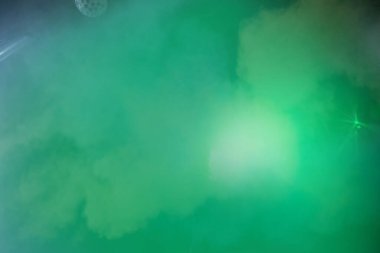 Diskoda duman ve aydınlatılmış disko ışıkları