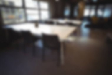 Ofis kafeteryasındaki boş tabloların odaklanmış görüntüsü