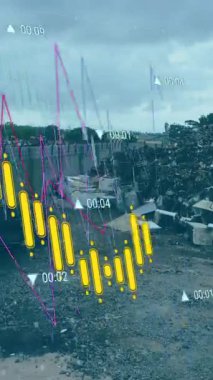 Endüstriyel hurdalık üzerinde metal enkaz yığınlarıyla finansal veri grafiği animasyonu. Ekonomi, geri dönüşüm