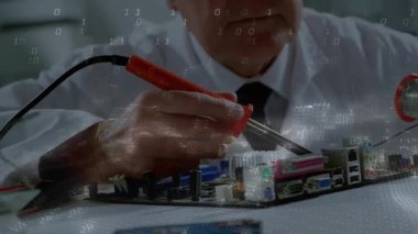 Elektronik tamir için makara ile demir lehimleme anakart arasında kıdemli teknisyen. Elektronik, onarım, kesinlik, işçilik, teknoloji, endüstriyel, profesyonel