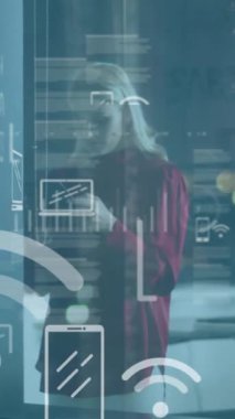 Ofiste akıllı telefon kullanan beyaz iş kadınının sosyal medya simgelerinin canlandırılması. Küresel iş, sosyal medya, iletişim ve veri işleme kavramı dijital olarak oluşturulmuş video.
