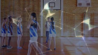 Animasyon dünyası gibi top sektiren oyuncular, salya akıtan ve şut atan oyuncular antrenman için başlarının üzerinde şekilleniyor. Atletizm, takım çalışması, dijital, yenilik, eğitim, spor, fitness