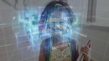 Telefonu dinleyen ve elinde not defteri tutan bir kız onu çevreleyen eğitim holografik şebekesini çalıştırıyor. Teknoloji, eğitim, yenilik, dijital, gençlik, öğrenme, fütüristik