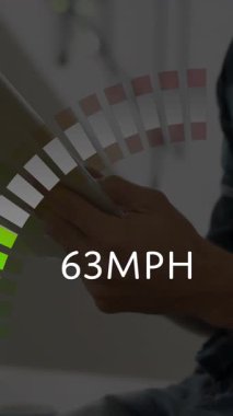 Hız göstergesi animasyonu, okul ortamında tablet kullanan kişi üzerinde 55 mph hız gösteriyor. Teknoloji, eğitim, dijital, modern, etkileşimli, ilerleme