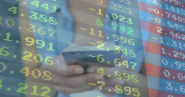 Akıllı telefonu dinleyen ve şeffaf kaydıran bir kadın piyasa incelemesi sırasında hisse senedi verilerini güncelliyor. Finans, teknoloji, analitik, yatırım, iş, dijital, modern