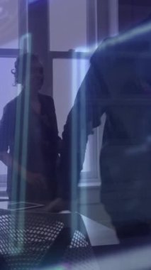 İş adamları dijital veri işleme animasyon örtüsüyle el sıkışıyor. teknoloji, tokalaşma, ortaklık, anlaşma, yenilik, şirket