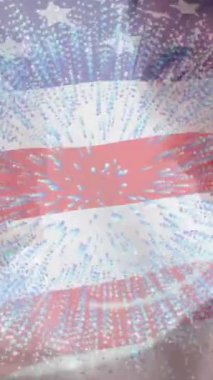 Arka planda silikonlu Amerikan bayrağı üzerinde havai fişek animasyonu. Vatanseverlik, bağımsızlık, kutlama, gece, gösteri, özgürlük
