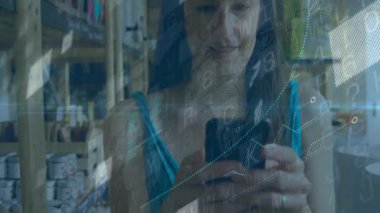 Ahşap rafların arasında akıllı telefonu kaydıran kadın envanter kavrayışları için perakende veri grafiklerine başlıyor. Teknoloji, veri, analitik, lojistik, ticaret, dijital, modern