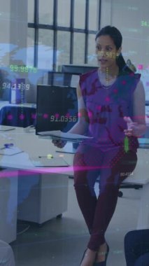 Ofiste tartışan bir grup meslektaşın mali veri işlemesi. Küresel finans ve iş teknolojisi kavramı