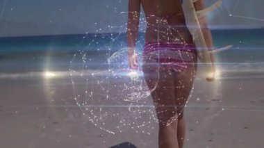 Okyanusa doğru yürüyen sörf tahtası taşıyan bir kadın holografik küreyi hareketle senkronize ediyor. Plaj, hologram, teknoloji, okyanus, sörf, dijital, fütürist