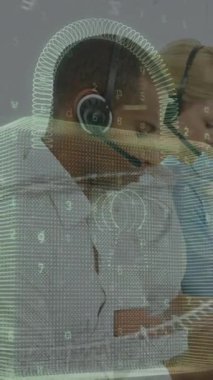 Ofisteki çeşitli iş adamları üzerinde asma kilit simgesiyle veri işleme animasyonu. Küresel iş, bilgisayar ve dijital arayüz kavramı dijital olarak oluşturulmuş video.