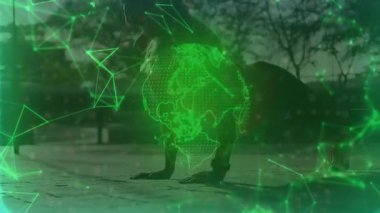 Zindelik için holografik ağ altında kalas şınav çeken bir kadında dünya zayıflıyor. Gelecek, sağlık, kararlılık, teknoloji, aktif giysi, görselleştirme, açık hava