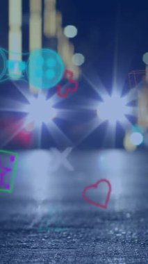 Gece şehir trafiğine karşı yüzen çoklu video oyunu simgelerinin animasyonu. Video oyunu ve eğlence teknolojisi kavramı