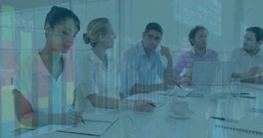 Meslektaşlar cam duvarlı toplantıda otururken sunucu da finansal tabloları açıklıyordu. Şirket, takım çalışması, beyin fırtınası, eğitim, iletişim, profesyonel.