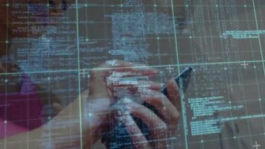 Akıllı telefon ekranını dinleyen kadın mühendis ve yoğunlaştırılmış kod şebekesinin arkasındaki yüzü ortaya çıkarıyor. Gelecek, teknoloji, yenilik, dijital, arayüz, siber, yazılım