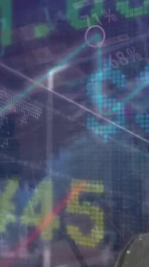Ticaret kurulu ve karşılıklı grafikler üzerinde gülümseyen beyaz iş adamının portresinin animasyonu. Dijital bileşik, çoklu pozlama, kendinden emin, yatırım, rapor ve finans kavramı.