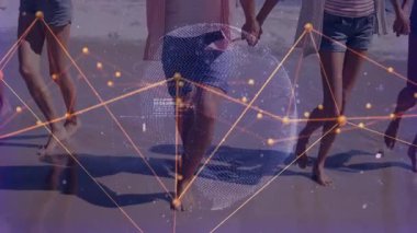 Dört arkadaş ıslak kıyı şeridinde yürüyor, parıldayan teknolojik ağ küresini çalıştırıyor ve yalın ayak yürüyor. Arkadaşlar, kıyı şeridi, dijital ağ, bağlantı, dostluk, sahil manzarası, canlı