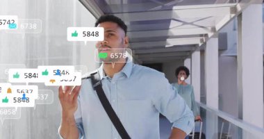 Akıllı telefonu kapan, Cam Skybridge 'de mikrofona konuşan, yüzen sosyal medya simgeleri gösteren bir adam. Teknoloji, bağlantı, iletişim, kentsel, modern, yaşam tarzı, seyahat
