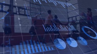 Turuncu formalı gardiyanın top sürmesi ve şeffaf analitiği etkinleştirmesi atış isabetini analiz ediyor. Atletizm, takım çalışması, veri görselleştirme, spor analitiği, rekabetçi, fitness, öğretici