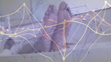 Banyo küvetinin kenarında ayak banyosu yapan bir kadın sağlık teknisyeni için ağ animasyon düğümlerini başlatıyor. Dijital, sağlıklı, gevşeme, fütüristik, dinginlik, minimalist, teknoloji